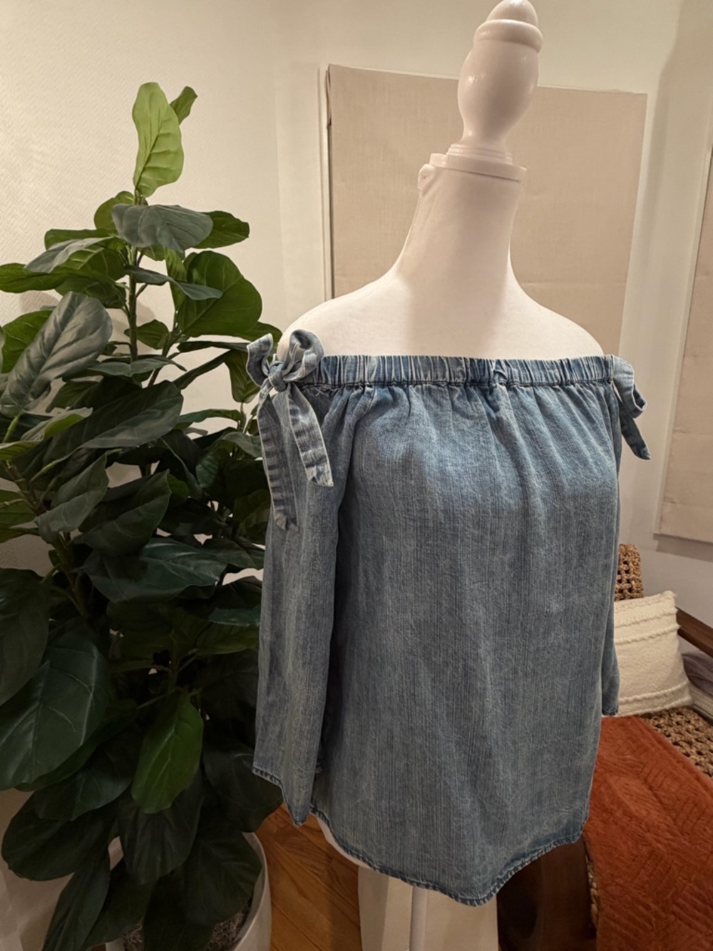 Skies Are Blue light blue chambray top label detail